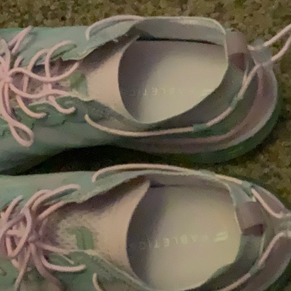 Fabletics sneaker w7 green and pink , nice used condition. Only worn a few times - Picture 3 of 6
